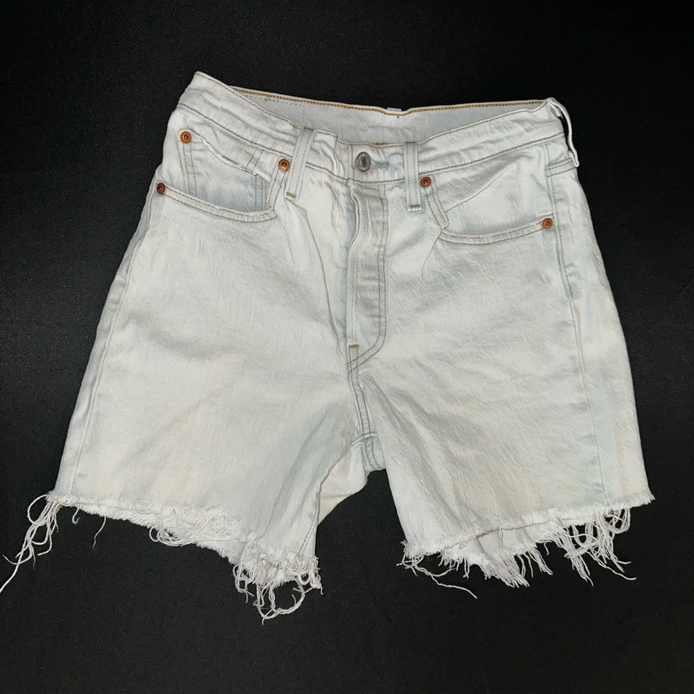 Light wash Denim Cutoff Levi’s Shorts - Picture 2 of 3